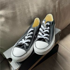 Women Converse Chuck Taylor Sneakers - Size 5.5